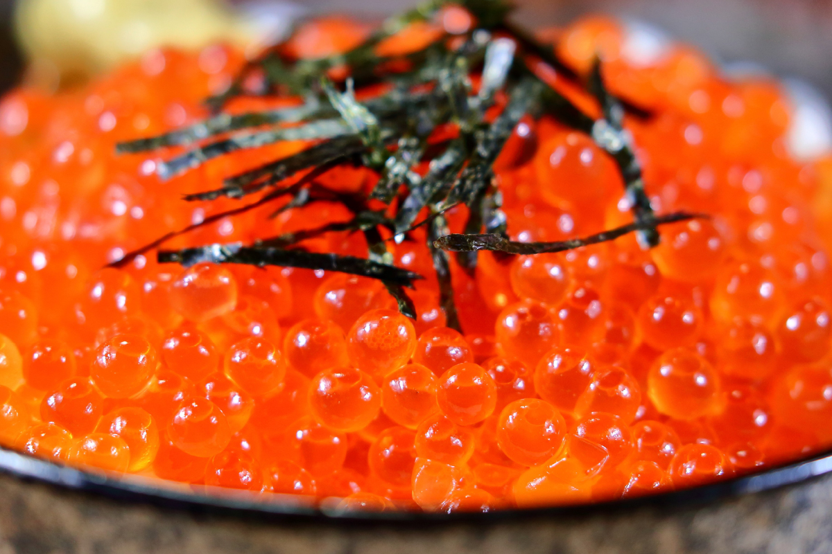 鱒いくら醤油漬け 300g (150g×2）　お正月　人気　魚卵　高級　 イクラ 鱒いくら 魚卵 魚介 魚介類 海鮮 ご飯のお供 ごはんのお供 北海道 留萌 おせち R001-008